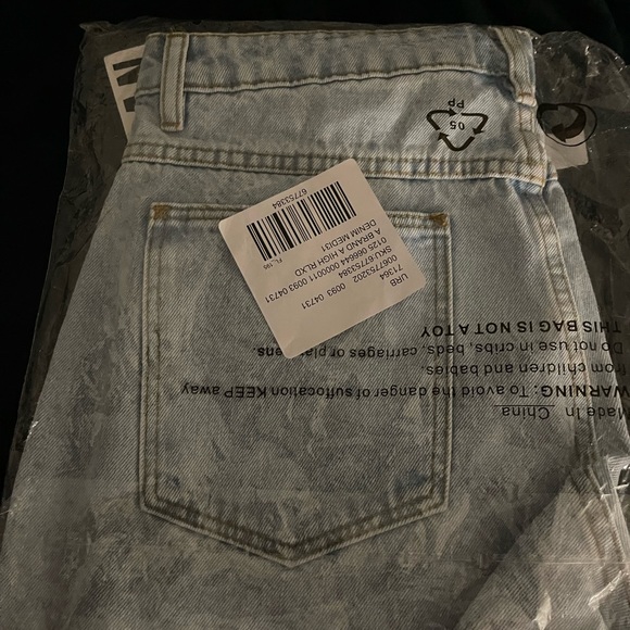 NWT Abrand Urban Outfitters Distressed Cutoff Light Wash Shorts - Picture 9 of 9